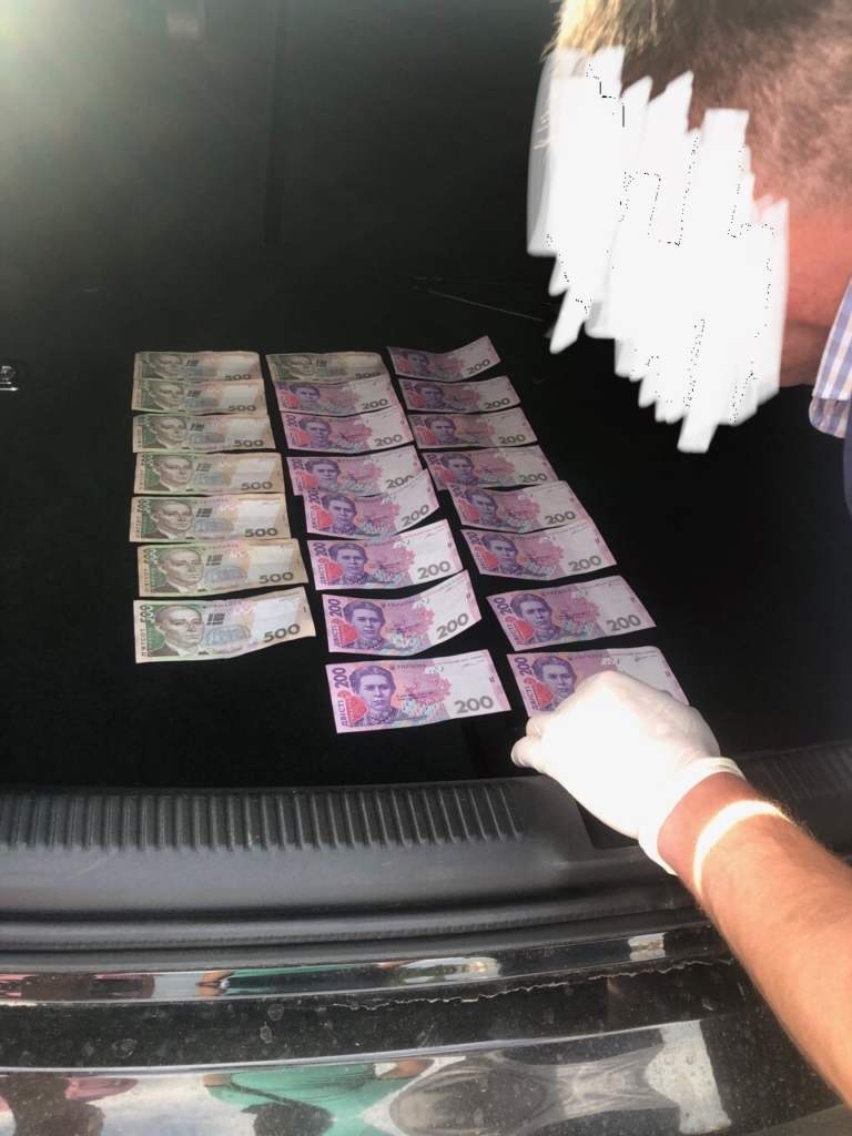Правоохоронці затримали на хабарі 7000 гривень начальника відділу Долинської РДА 2