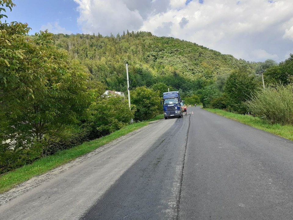 У Тюдові стелять верхній шар асфальту 1