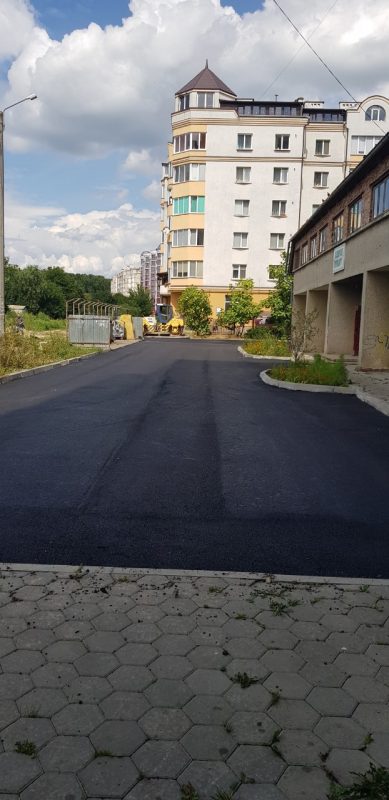 В Івано-Франківську закінчують ремонт прибудинкової території, який почали три роки тому 1