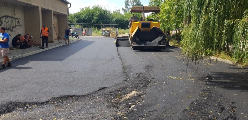 В Івано-Франківську закінчують ремонт прибудинкової території, який почали три роки тому 2