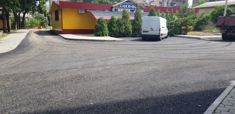 В Івано-Франківську закінчують ремонт прибудинкової території, який почали три роки тому 3