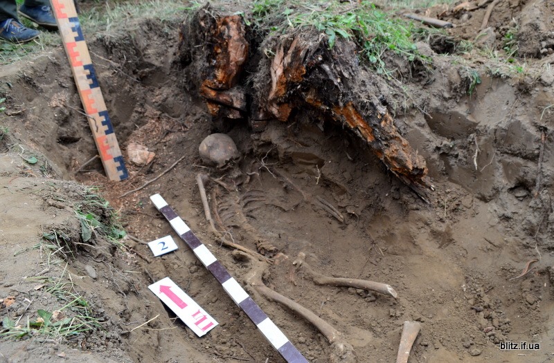 Посеред городу на Долинщині викопали останки вояка часів Другої світової війни 2
