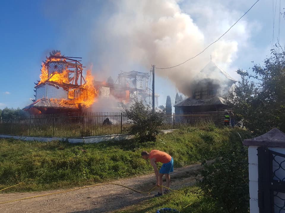 У селі Новоселиця на Прикарпатті горить церква. ОНОВЛЕНО 1