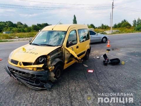 На Франківщині "Renault Kangoo" врізався в мотоцикл – потерпілий в лікарні 1