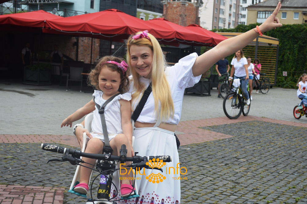 У Франківську пройшов дев'ятий "білосніжний" дівочий велопарад 7