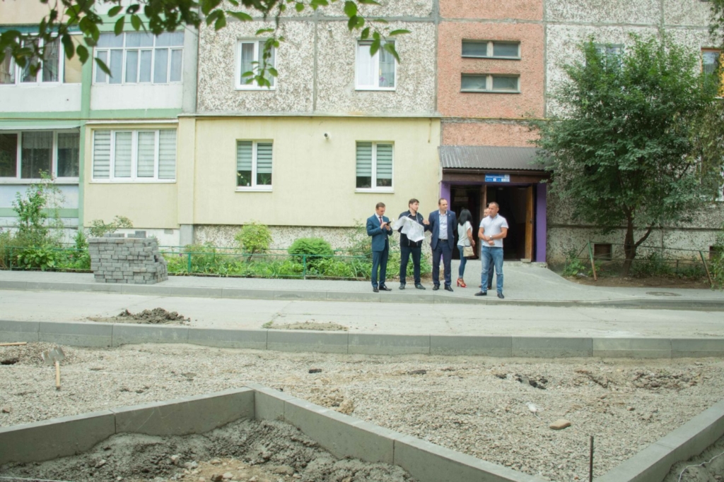 У дворі на Симоненка-Миколайчука почали ремонтувати двір 6