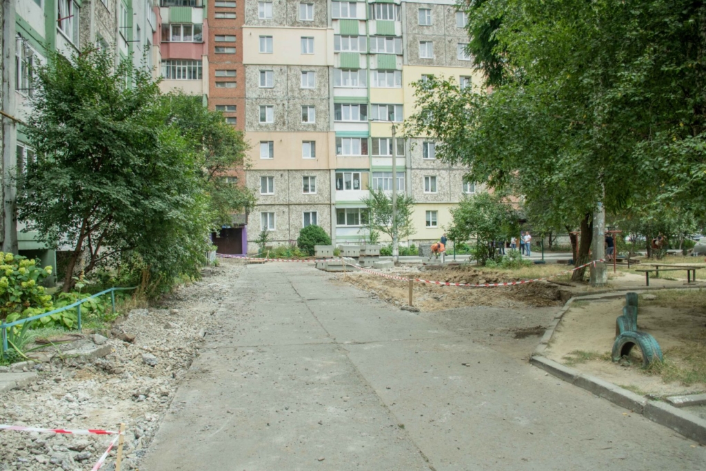 У дворі на Симоненка-Миколайчука почали ремонтувати двір 7