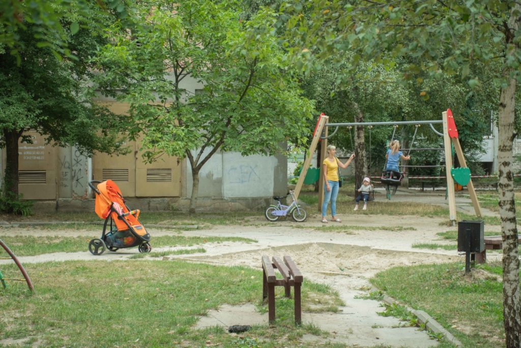 У дворі на Симоненка-Миколайчука почали ремонтувати двір 9