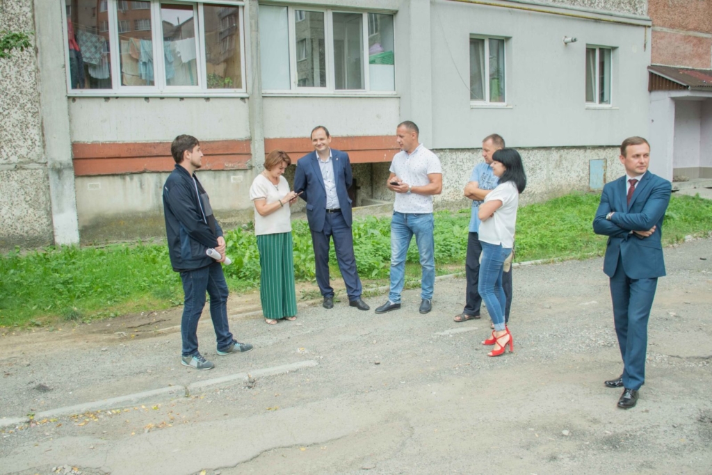 У дворі на Симоненка-Миколайчука почали ремонтувати двір 10