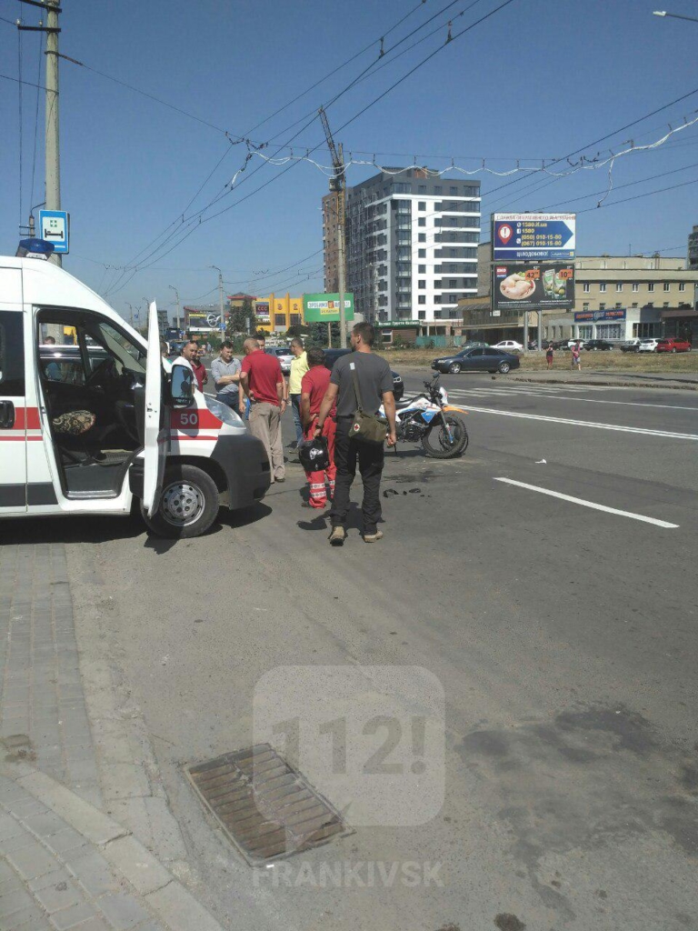 У Франківську джип порушив правила і збив мотоцикл 1