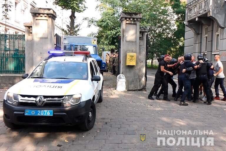 У Франківську полісмени і нацгвардійці вчилися конвоювати затриманих 1
