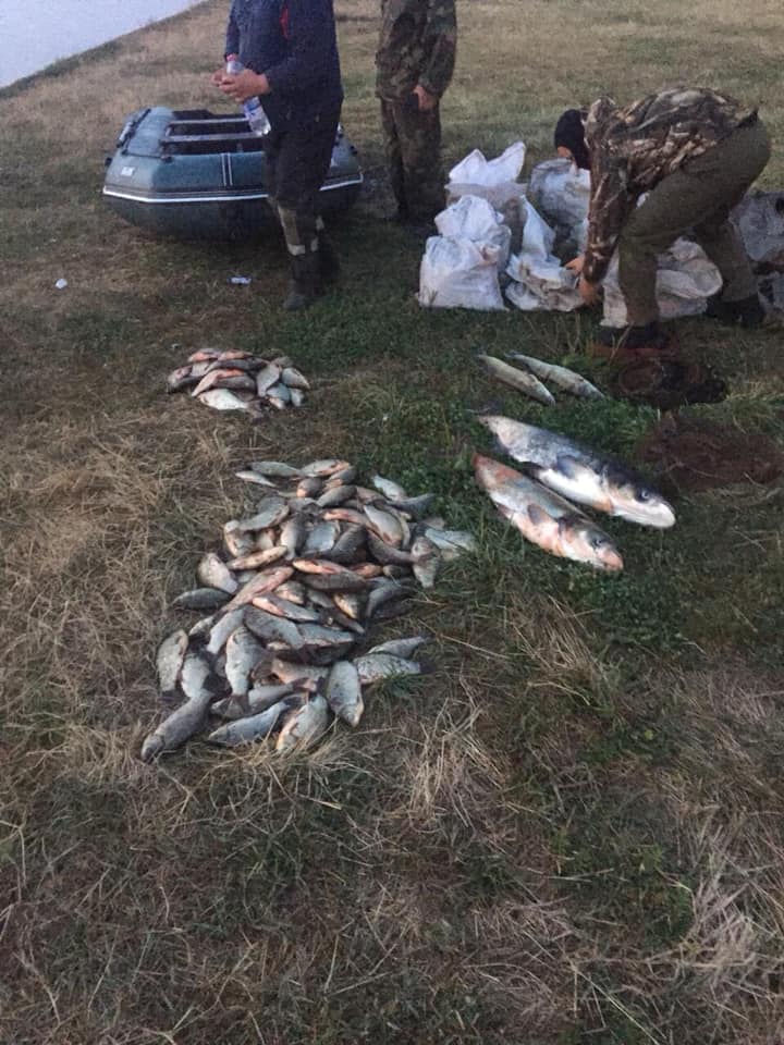 На Бурштинському водосховищі викрили браконьєрів з 84 кілограмами риби 1