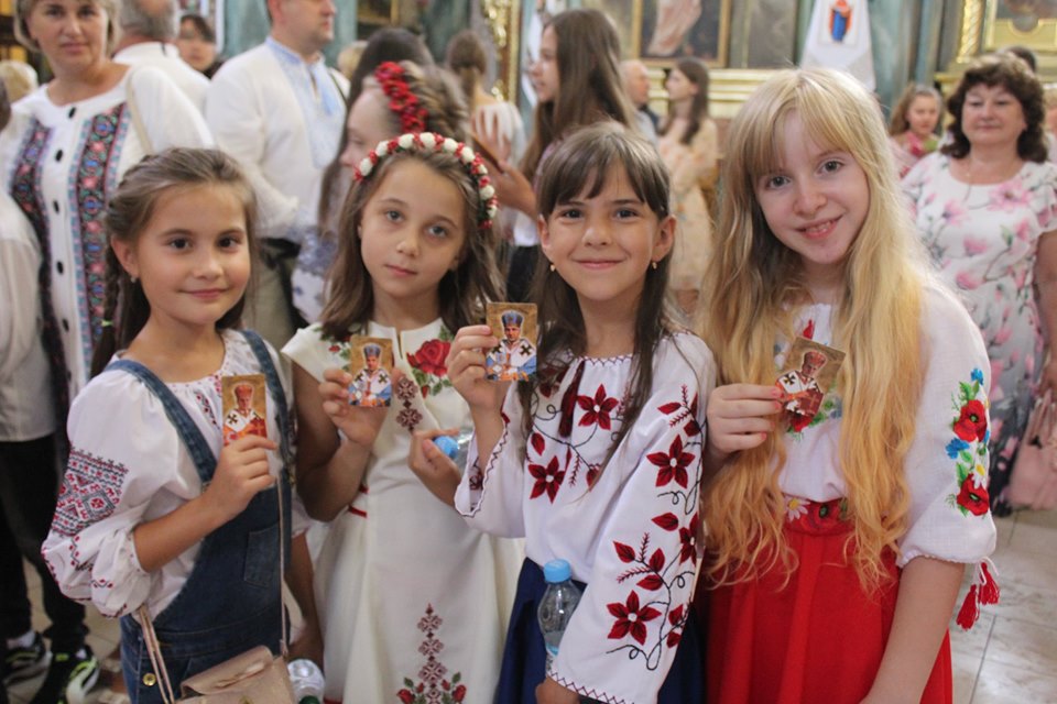 У франківській катедрі вчителів, учнів та батьків благословили на успішний навчальний рік 1
