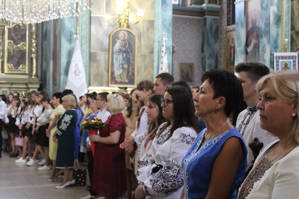 У франківській катедрі вчителів, учнів та батьків благословили на успішний навчальний рік 6