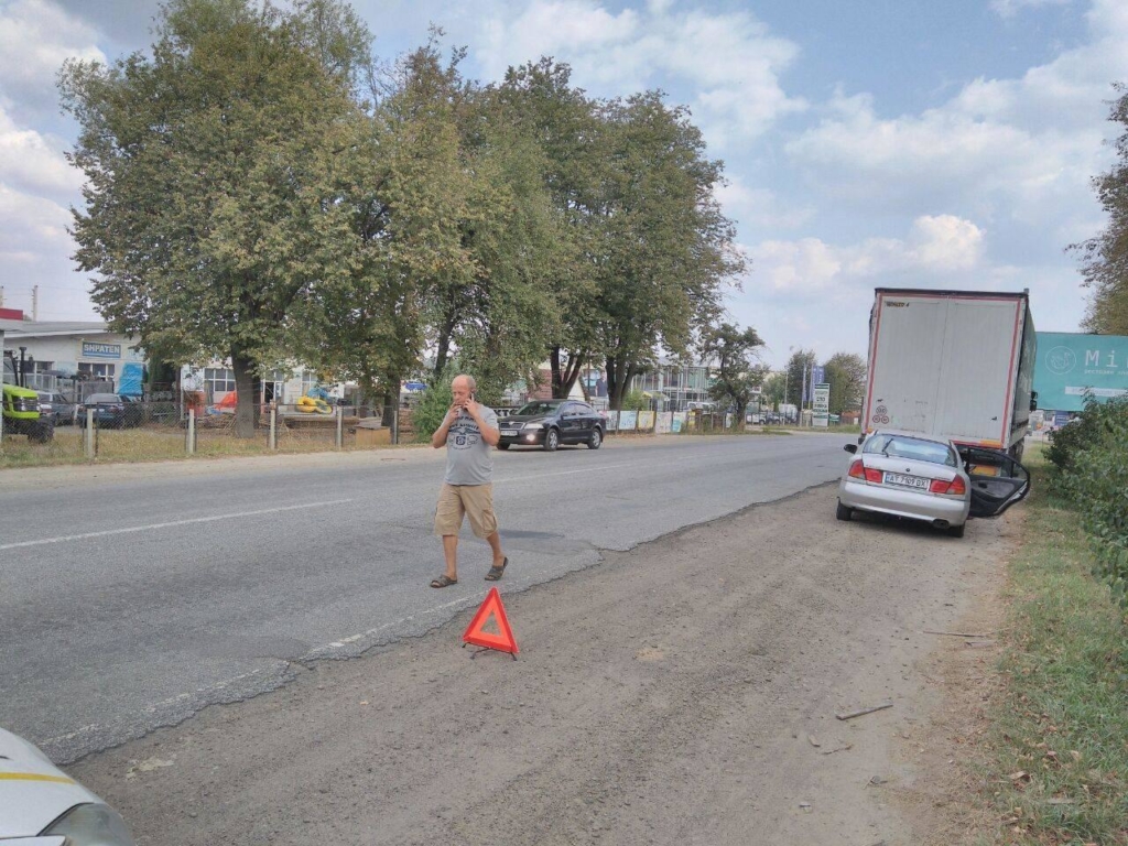 У Франківську водійка «Mitsubishi Carisma» в’їхала у припаркований причіп і розтрощила авто 1