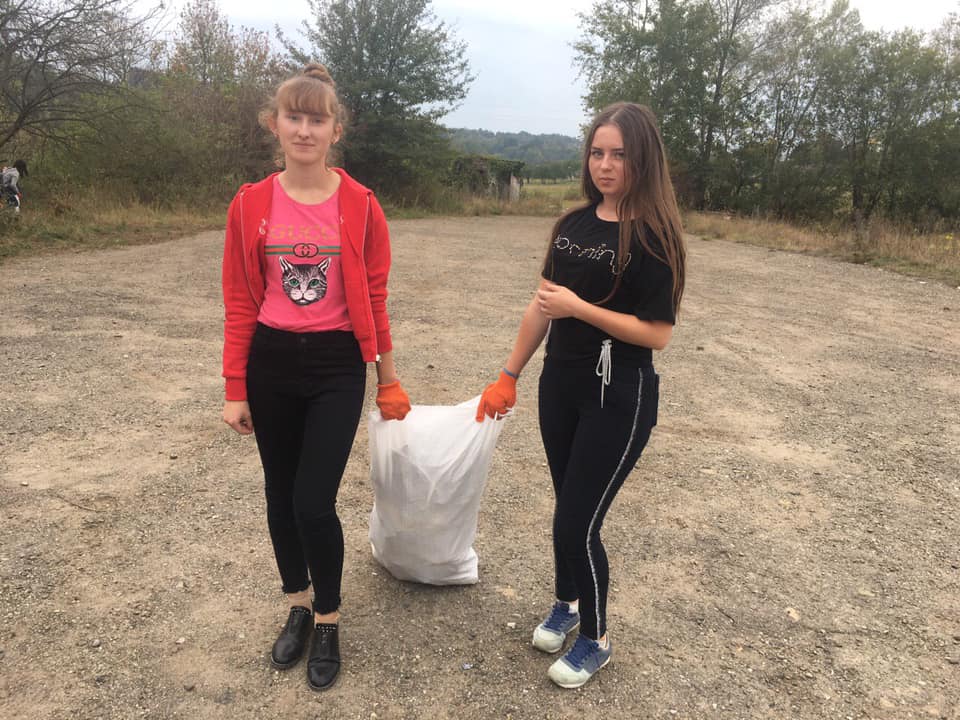 Пів сотні мішків сміття: учні і вчителі Хімчинського ліцею "Інтелект" прибрали місцевий базар 7