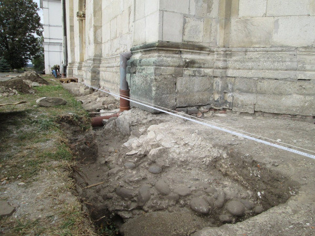 Невідомий фундамент та поховання знайшли археологи біля храму Давнього Галича 2