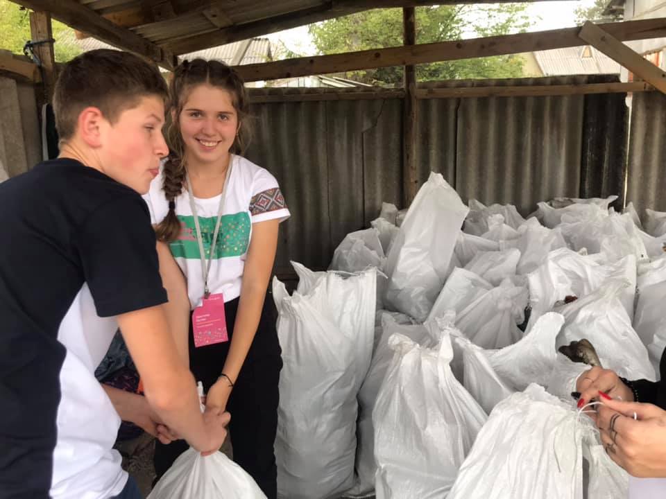 Пів сотні мішків сміття: учні і вчителі Хімчинського ліцею "Інтелект" прибрали місцевий базар 10