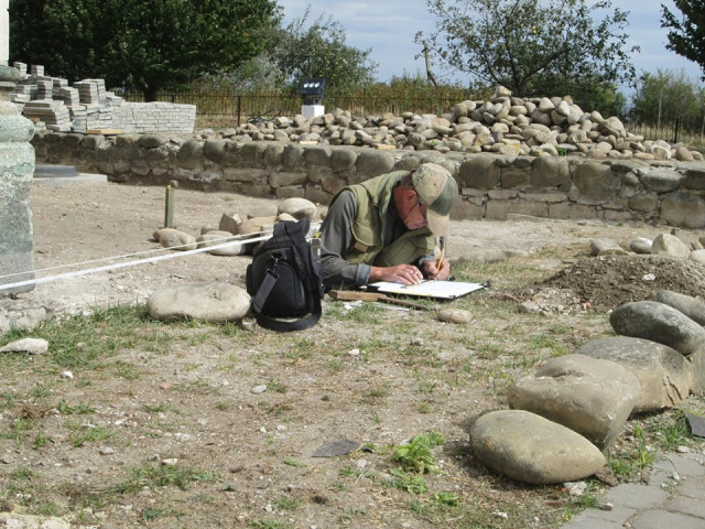 Невідомий фундамент та поховання знайшли археологи біля храму Давнього Галича 1