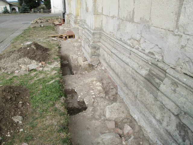 Невідомий фундамент та поховання знайшли археологи біля храму Давнього Галича 3