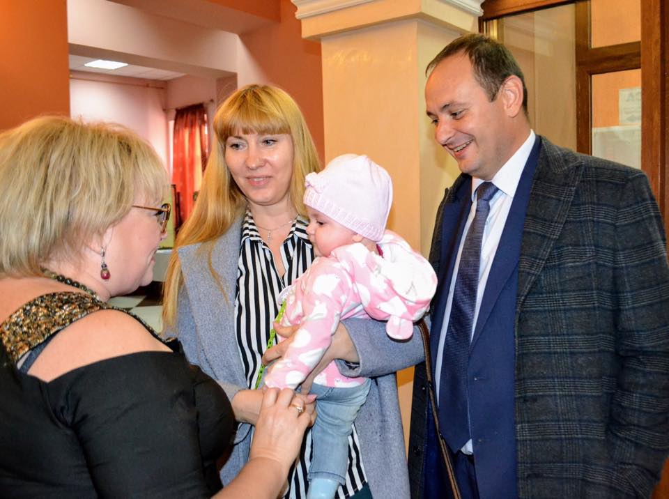 Мер Франківська з дружиною вперше показали маленьку донечку 1