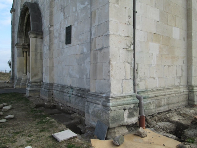 Невідомий фундамент та поховання знайшли археологи біля храму Давнього Галича 4