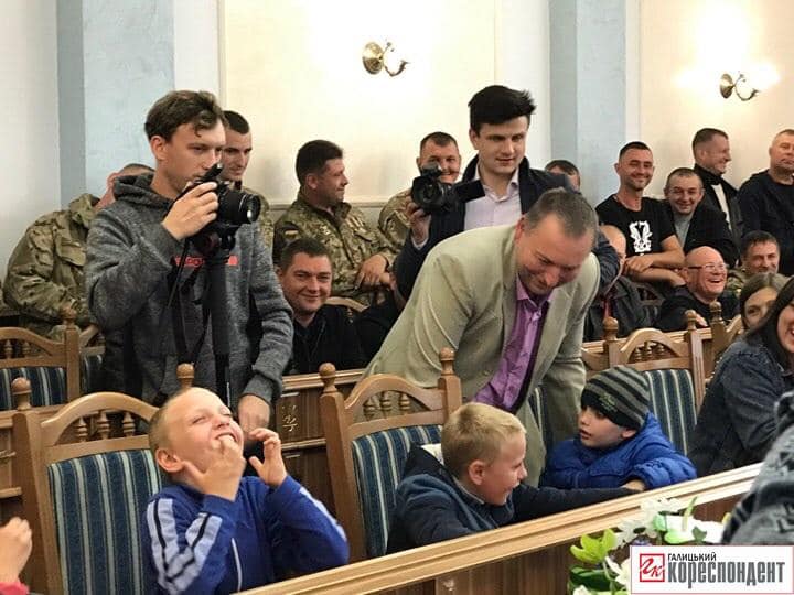 У Франківську ветерани АТО подарували квартиру родині, де двоє дітей з ДЦП 1