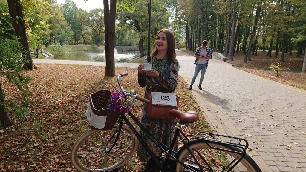 Учасники ретро круїзу на пікніку у Франківську кавували з акторами фільму «Віддана» 10
