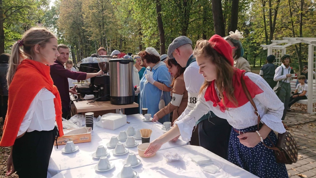 Учасники ретро круїзу на пікніку у Франківську кавували з акторами фільму «Віддана» 7