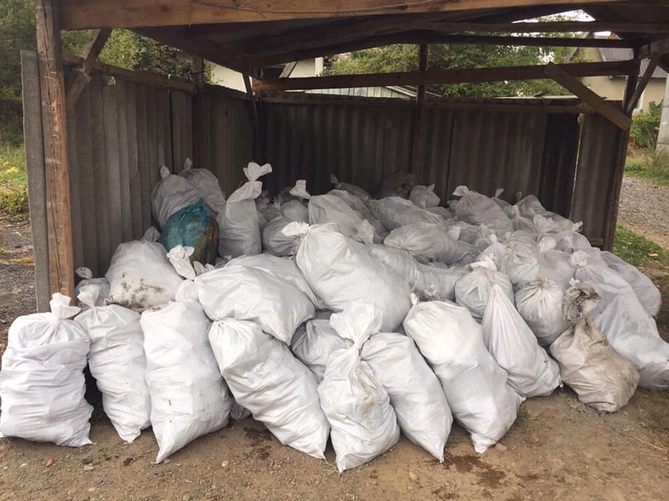 Пів сотні мішків сміття: учні і вчителі Хімчинського ліцею "Інтелект" прибрали місцевий базар 12