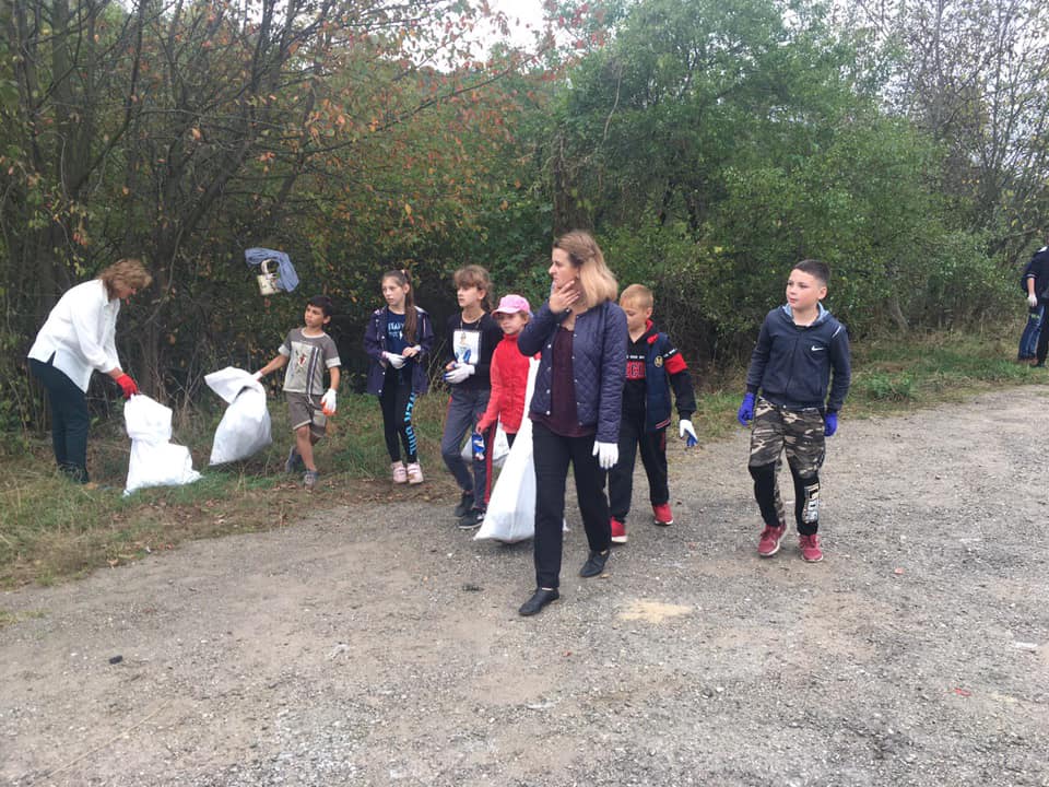 Пів сотні мішків сміття: учні і вчителі Хімчинського ліцею "Інтелект" прибрали місцевий базар 8