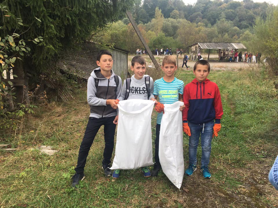 Пів сотні мішків сміття: учні і вчителі Хімчинського ліцею "Інтелект" прибрали місцевий базар 5