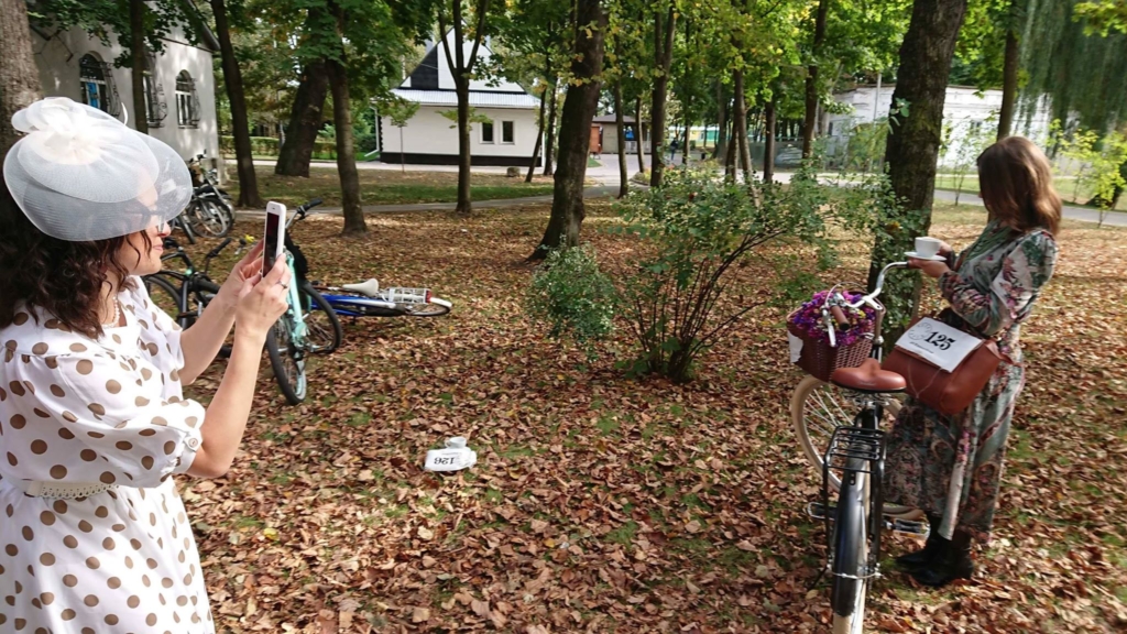 Учасники ретро круїзу на пікніку у Франківську кавували з акторами фільму «Віддана» 11