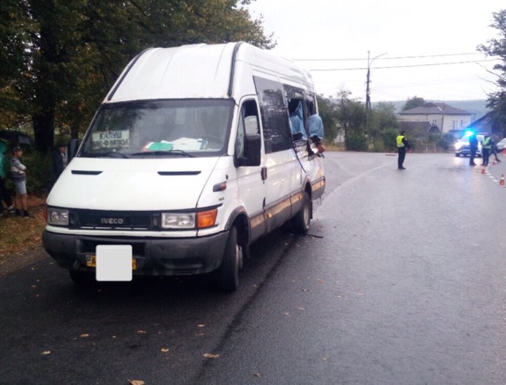 Автобус Калуш – Франківськ зіткнувся з фурою: є загибла 1