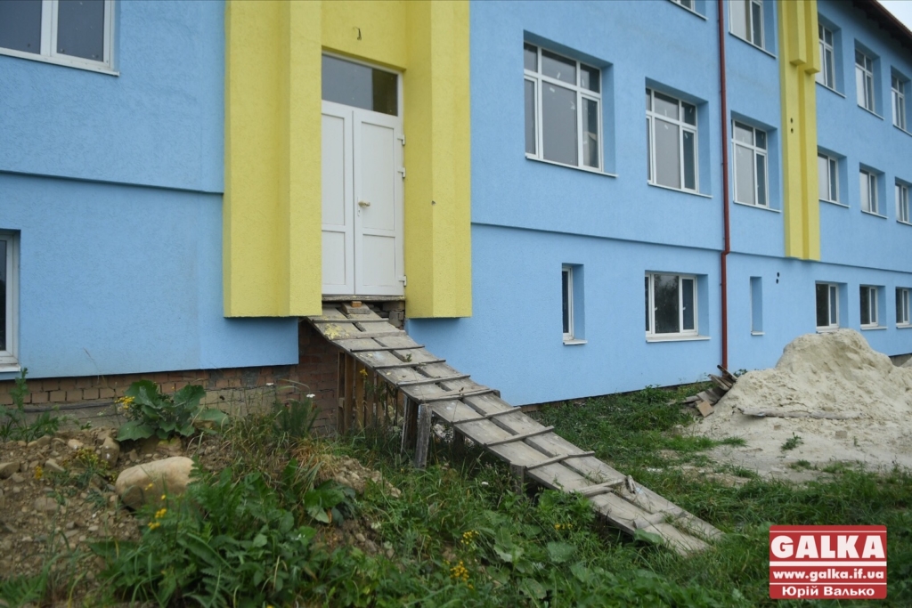 У Космачі збудували корпус школи без опалення і каналізації 2
