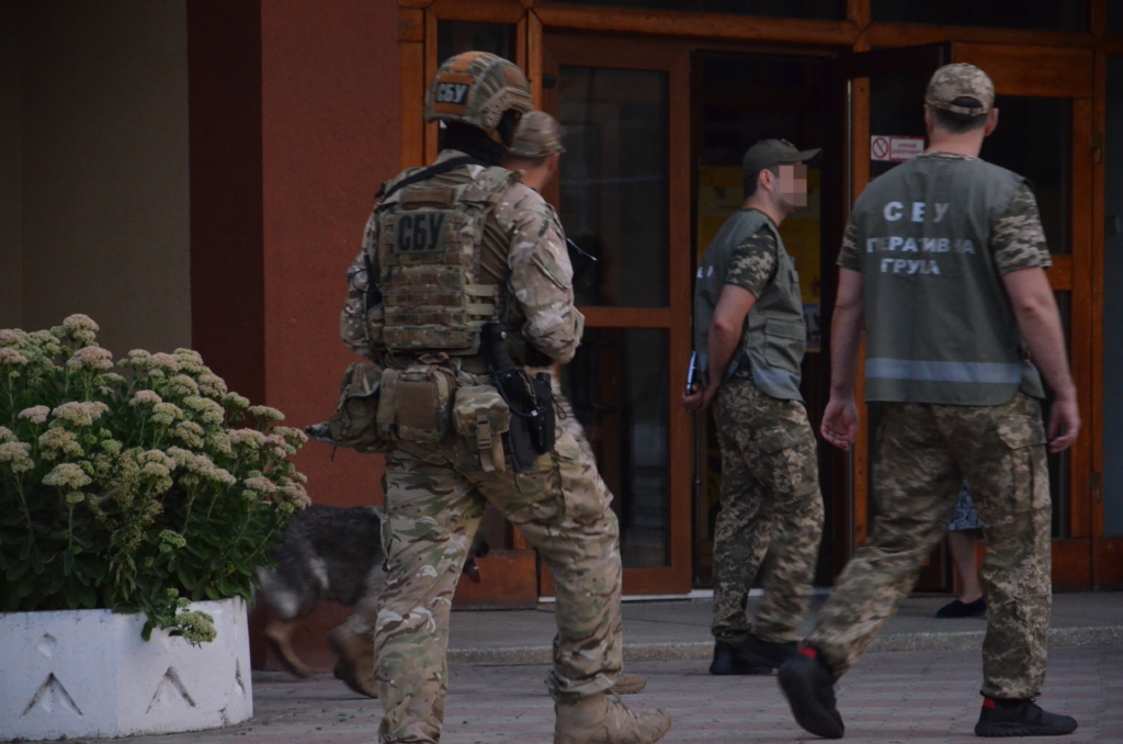 Перед святковими лінійками СБУ та поліція обстежили навчальні заклади у Франківську 7