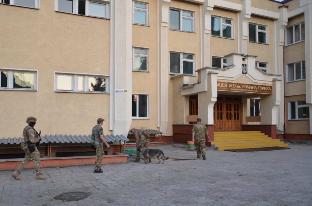 Перед святковими лінійками СБУ та поліція обстежили навчальні заклади у Франківську 8