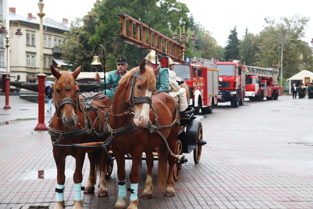 З конями і сиренами: у Франківську рятувальники пройшли урочистим маршем 13