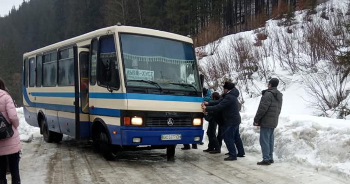 Зима чатує: на двох прикарпатських перевалах чергуватимуть бригади ...