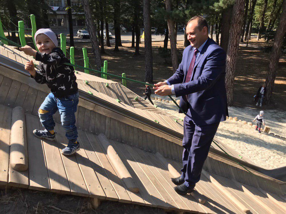 На гірці у міському парку Франківська відкрили майданчик для скелелазіння 9