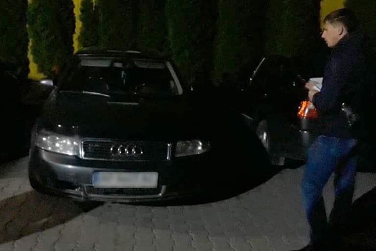 Прикарпатські поліцейські затримали шахрая, який розрахувався за автомобіль фальшивими грішми та втік 2