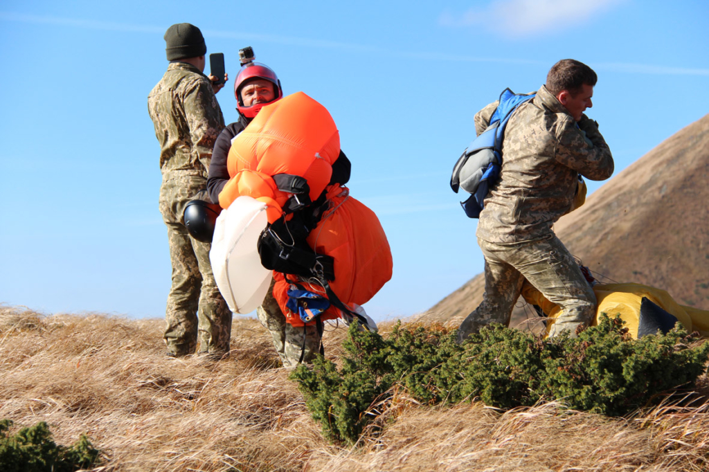 Вперше військові рятувальники стрибнули з парашутом на Говерлу 8