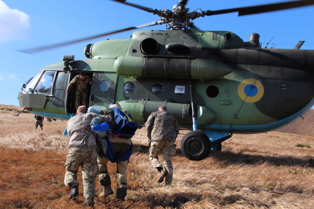 Вперше військові рятувальники стрибнули з парашутом на Говерлу 7
