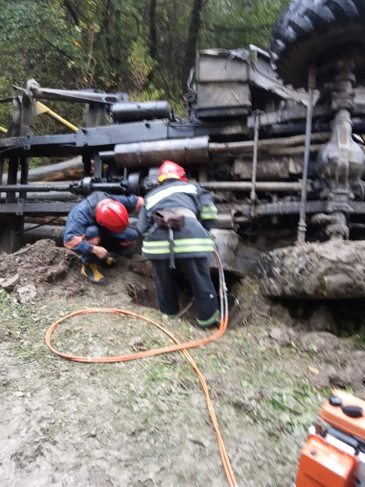 На Коломийщині перевернувся лісовоз – водія затиснуло у кабіні 1