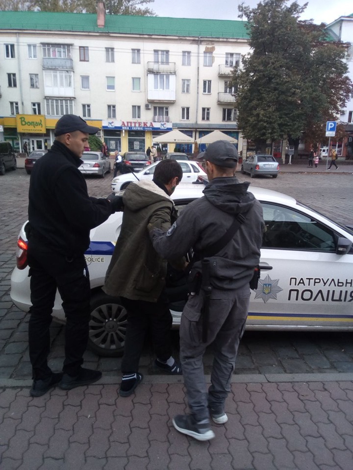 Поліція забрала з вокзалу безхатька, який там розпивав алкоголь, спав та справляв нужду 3