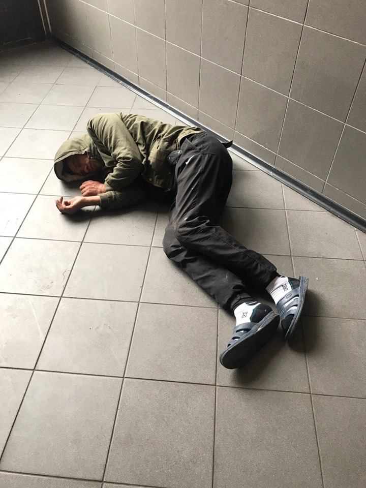 Поліція забрала з вокзалу безхатька, який там розпивав алкоголь, спав та справляв нужду 2