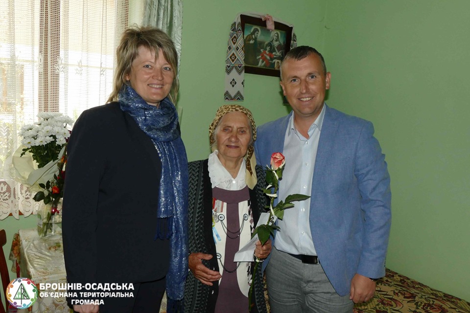 На Прикарпатті привітали двох довгожительок 2