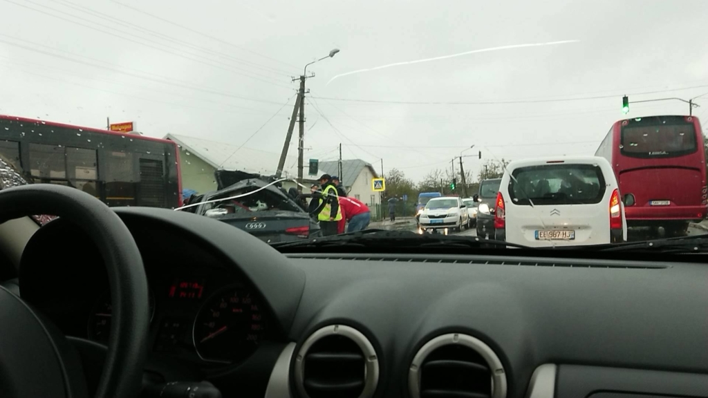 У Крихівцях зіткнулись два авто та комунальний автобус 1