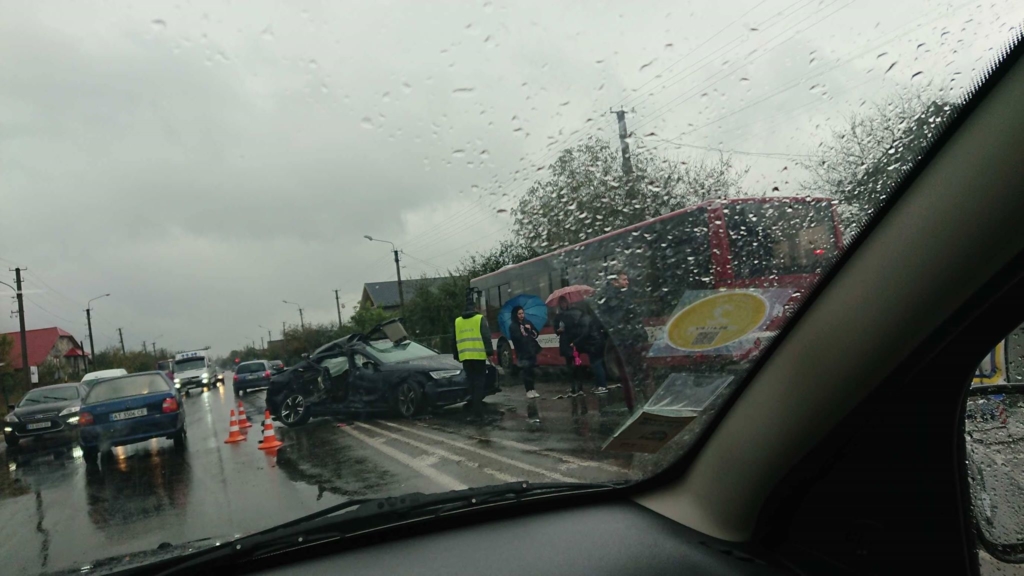 У Крихівцях зіткнулись два авто та комунальний автобус 2