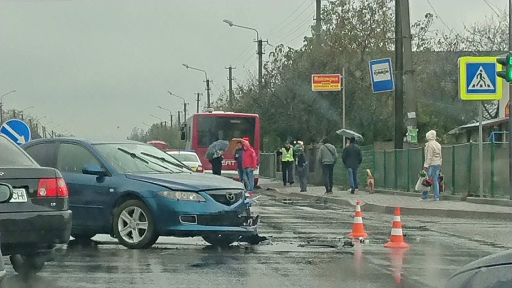 У Крихівцях зіткнулись два авто та комунальний автобус 3